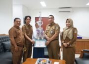 Pj Sekda Pesibar Serahkan Piala Lomba Pidato Bahasa Lampung Tingkat Propinsi Ke Keza Filenita
