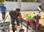 Babinsa Berikan Uluran Tangan, Bantu Warga Bangun Pagar Rumah
