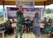 Satgas Yonif 323 Buaya Putih Berikan Bantuan Sembako Dalam Rangka HUT TNI Ke-79