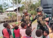 ANAK-ANAK TOMONSATU SAMBUT GEMBIRA KOMSOS MARINIR HABEMA