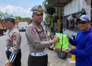 Satuan Lalu Lintas (Satlantas) Polres Kediri memberikan bantuan kepada para relawan penjaga perlintasan kereta api.