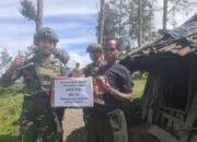 Senyum Bahagia Anak Papua, Prajurit TK Pintu Jawa Satgas Yonif 323 Berbagi Makanan dan Permen Dalam Rangka HUT TNI Ke-79
