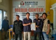 Adi erlansyah dan Hasbullah resmi laporkan tindakan pengrusakan APK ke panwascam Pringsewu
