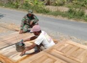 Babinsa Timba Ilmu Dari Pengrajin Kayu