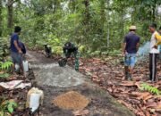 Satgas Yonkav 12/BC Bersama Masyarakat Lakukan Pembersihan dan Pengecoran Jalan Penghubung Dusun