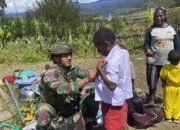 TNI Manunggal dengan Rakyat, Satgas Yonif 323 Keliling Kampung Mengatasi Kesulitan Masyarakat