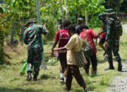 Jaga Kebersihan Lingkungan, Satgas Yonif 131/BRS Gotong- Royong Bersama Siswa Siswi SMPN5 Arso