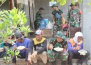 Disela Kesibukannya, Satgas TMMD Ke 122 Kodim 0809/Kediri Makan Bersama Warga Saat Rehat Siang.
