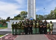 Zidam XVIII/Kasuari Peringati HUT Ke-79 Zeni AD dengan Ziarah ke TMP Trikora dan Bagikan Bingkisan kepada Pensiunan