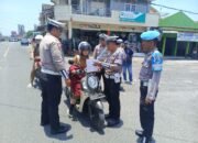 Sat Lantas Polres Pesisir Barat Bagikan Pamflet serta berikan edukasi kepada penggunaan jalan dalam Rangka Operasi Zebra Krakatau 2024