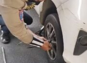 Aksi Humanis Aiptu Anda Suhanda: Bantu Ibu yang Alami Pecah Ban di Tengah Operasi Zebra Jaya 2024