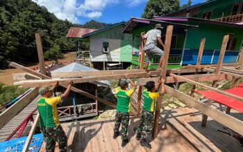 Satgas Pamtas Yonarmed 11 Kostrad Gelar Karya Bakti Pembuatan Bangsal