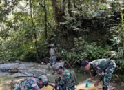 Satgas Yonif 762/VYS Perbaiki Pipa Air Warga Kampung Aisyo, Distrik Aifat