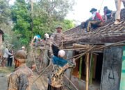 Bhabinkamtibmas Polsek Cibatu Bantu Warga dalam Kegiatan Perbaikan Rumah