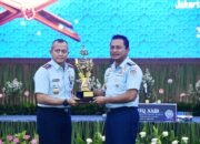 Pangkoops Udara I Serahkan Piala Bergilir Juara Umum MTQ XXII tahun 2021 kepada Kasau dalam Pembukaan MTQ XXIII TNI AU Tahun 2024