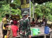 Dengan Bergotong Royong, Satgas Yonif 131/BRS Bersama Warga Bersihkan Lingkungan