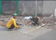 Babinsa Karanggeneng Gotong Royong Bersama Warga Perbaiki Jalan