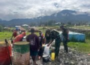 Bersihkan Lingkungan Bersama, Bukti Kedekatan Satgas Yonif 323 Dengan Masyarakat