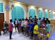 Latih Paduan Suara di Gereja Santopetrus Wembi, Satgas Yonif 131/BRS Bangkitkan Semangat Pemuda Wembi Dalam Beribadah