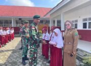 Peduli Pendidikan di Perbatasan, Satgas Pamtas Yonarmed 11 Kostrad Bagikan Alat Tulis di SD Negeri 001 Sei Manggaris