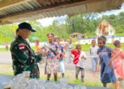 Berbagi Kasih di Hari Minggu, Satgas Yonif 131/BRS Membagikan Makanan Bubur Kacang Hijau Kepada Warga