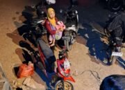 Patut Diacungi Jempol Anggota Sat Samapta Polres Kediri Kota Ini Rela Lepas Rompi Polisinya Untuk Lindungi Bayi Saat Hujan Deras