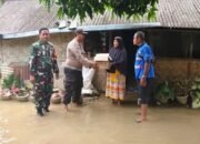 Bhabinkamtibmas Polsek Hinai Bersama Perangkat Desa Tamaran Dan Babinsa Koramil Salurkan Bantuan kepada Warga Terdampak Banjir