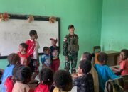 Peduli terhadap Pendidikan Anak-anak Perbatasan, Satgas Yonif 131/BRS Ikut Serta Mengajar di SD YPPK Kanendega