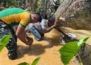 Kebersamaan di Perbatasan, Satgas Pamtas Yonarmed 11 Kostrad dan Warga Perbaiki Saluran Pipa Air