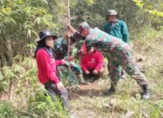 Jaga Lingkungan Tetap Asri, Babinsa Koramil 0808/18 Panggungrejo Bersama Karang Taruna Lakukan Penanaman Pohon