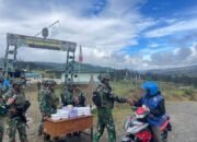 Jumat Berkah di Papua, Satgas Yonif 323 Buaya Putih Bagikan Makan Siang Gratis untuk Masyarakat Pedalaman