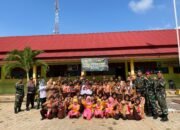 Satgas Pamtas Yonarmed 11 Kostrad Bagikan Alat Tulis di SD N 003 Sebatik Barat