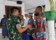 Bantu Masyarakat Perbatasan, Satgas Yonif 131/BRS Laksanakan Pengecatan Masjid Miftahul Huda Bersama Masyarakat Kampung Wonorejo