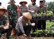 Dukung Program Nasional, Polres Metro Jakarta Barat Bersama Forkopimko Tanam Bibit di Lahan Ketahanan Pangan Joglo