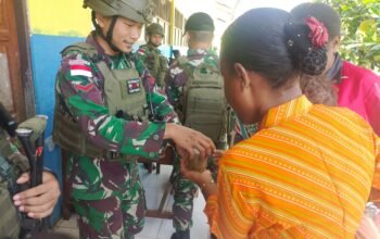 Hadirkan Senyuman, Satgas Yonif 131/BRS Bagikan Bubur Kacang Hijau Kepada Siswa-Siswi SD di Perbatasan