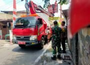 Antisipasi Rawan Pencurian, Babinsa Kemlayan Bantu PLN Pasang Lampu Jalan