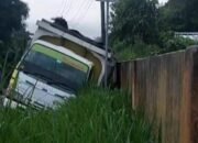 Diduga Ngantuk, Truck Masuk Siring Dekat TPU Pekon Kenali Belalau
