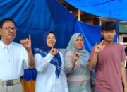 Bupati Pesisir Barat Beserta Istri Memberikan Hak Suaranya di TPS 02 Dusun 4 Pekon Gunung Kemala Kecamatan Way Krui