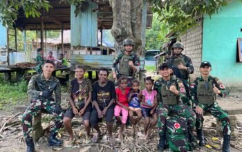 Jalin Silaturahmi Dengan Warga di Perbatasan, Satgas Yonif 131/BRS Laksanakan Anjangsana di Kampung Wembi