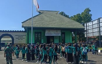 Belajar Sejarah, Siswa MTs Muhammadiyah 1 Purbalingga Kunjungi Markas Kodim 0702/Purbalingga