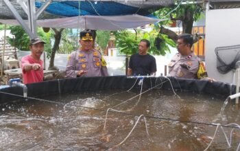 Kapolsek Ciledug Polres Metro Tangerang Kota Bersama Ketua RT 07, Melakukan Kunjungan dan Monitoring KWT di Kel. Karang Tengah