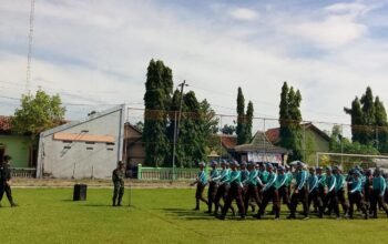 Babinsa Latih Baris Berbaris 170 Siswa Ketarunaan SMKN Miri