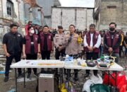 Hujan Deras Tak Halangi Polres Jakbar Gerebek Kampung Boncos, Puluhan Pengguna Sabu Ditangkap, Ini Barang Buktinya
