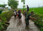 Babinsa Bersama Warga Bersihkan Saluran Irigasi