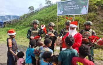 Santa Klaus Yonif 323 Hadir Membawa Kebahagian di Jantung Pedalaman Papua