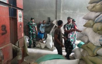 Babinsa Tinjau Ketersediaan Stok Beras di Gudang Milik Suparmi