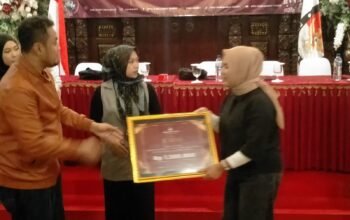 KPU Kabupaten Kediri Menggelar Evaluasi Pilkada Tahun 2024 Dan Memberikan Hadiah