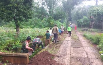 Babinsa Andong Gotong Royong Bersihkan Parit Bersama Warga