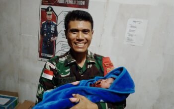 Menutup Tahun 2024 Satgas Pamtas Yonarmed 11 Kostrad Pos Sei Kaca Bantu Persalinan Darurat Ibu Melahirkan