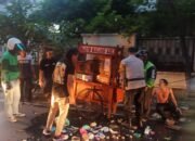 Peduli dan Cepat Tanggap, Polisi Bantu Pedagang Bakso yang Alami Musibah